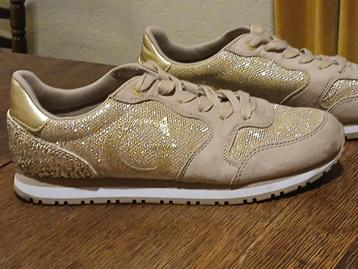 GUESS COLLECTION SNEAKERS  ALS  NIEUW..39  BINNEN  GETEST .. beschikbaar voor biedingen
