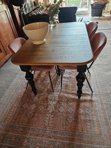 Eiken tafel met uitschuifbladen stoelen zijn al verkocht. beschikbaar voor biedingen