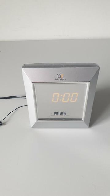 wekker met radio beschikbaar voor biedingen
