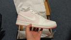 Air Jordan 1 Wit/Roze - Trendy Basketbalschoenen, Ophalen of Verzenden, Nieuw, Wit, Sneakers of Gympen