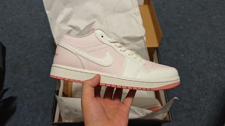 Air Jordan 1 Wit/Roze - Trendy Basketbalschoenen, Kleding | Dames, Schoenen, Nieuw, Sneakers of Gympen, Wit, Ophalen of Verzenden