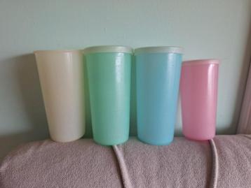 Vintage Tupperware bekers beschikbaar voor biedingen