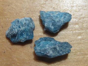 mi. 3x 3 stuks ruwe edelstenen APATIET (5) beschikbaar voor biedingen