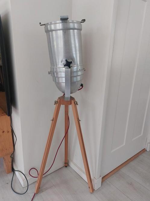 Vintage Spotlamp op Statief, Huis en Inrichting, Lampen | Vloerlampen, Gebruikt, 100 tot 150 cm, Hout, Metaal, Ophalen of Verzenden