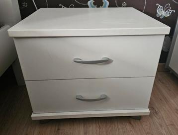 2 witte (slaapkamer) kastjes 
