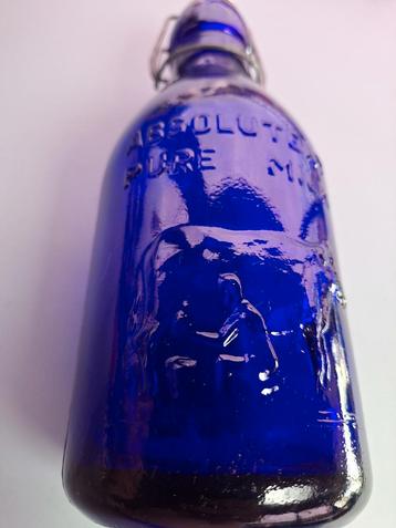 Antieke blauwe melkfles met beugel en porseleinen dop beschikbaar voor biedingen