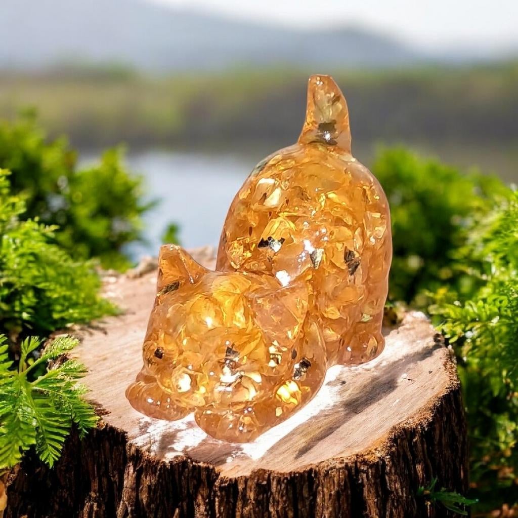 Bergkristal met gekleurde hars orgonite katjes, Ophalen of Verzenden, Mineraal