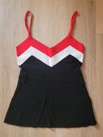NIKKIE top Karin zwart wit rood v-hals uitlopend mt 36 zgan, Zwart, Ophalen of Verzenden, Zo goed als nieuw, Nikkie