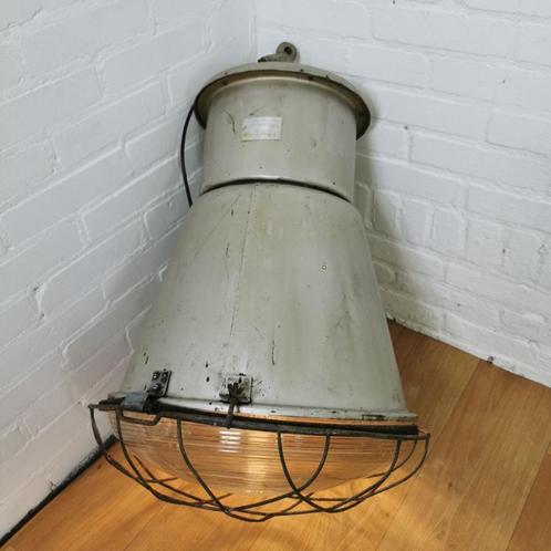 Vintage industriële lamp, fabriekslamp, hanglamp, Huis en Inrichting, Lampen | Hanglampen, Gebruikt, Minder dan 50 cm, Glas, Metaal