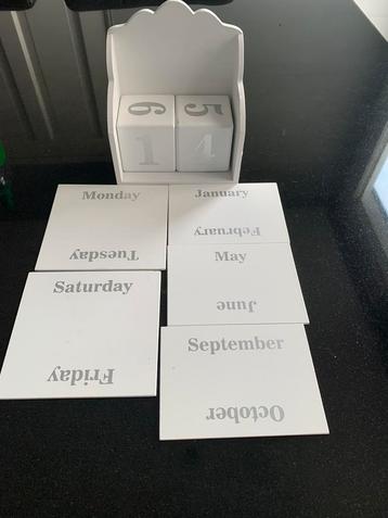 Leuke houten kalender beschikbaar voor biedingen