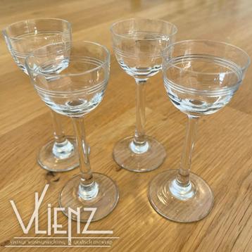 Vier vintage, retro borrelglaasjes, glazen op voet beschikbaar voor biedingen