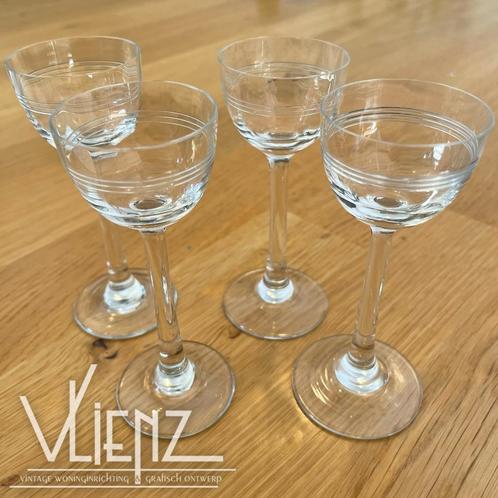 Vier vintage, retro borrelglaasjes, glazen op voet, Verzamelen, Glas en Borrelglaasjes, Gebruikt, Borrel- of Shotglas, Ophalen of Verzenden
