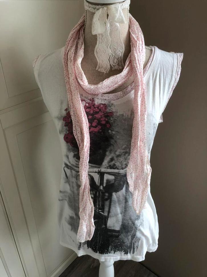 Wit met roze top met print van Realize. Maat M., Kleding | Dames, Tops, Zo goed als nieuw, Maat 38/40 (M), Wit, Zonder mouw, Verzenden