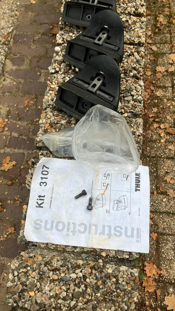 Te koop: Thule voetenkit 3107 – voor auto zonder dakrails, Dieren en Toebehoren, Paarden en Pony's | Beschermers, Gebruikt, Ophalen of Verzenden