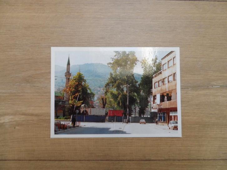 Ansichtkaart Sarajevo stad containers beschermen voetgangers, Verzamelen, Militaria | Algemeen, Landmacht, Nederland, Ophalen of Verzenden