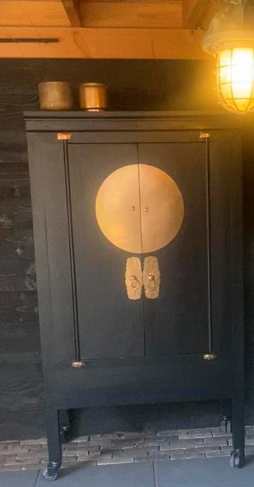 Chinese kast met goud beschikbaar voor biedingen