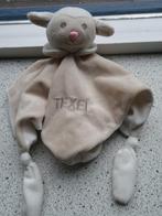 Knuffeldoek schaap uit TEXEL van Kees de Waal roze kunststof, Ophalen of Verzenden, Overige typen