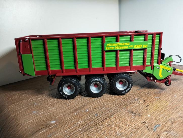 Te koop Wiking Strautmann Tera-Vitesse cfs 5201 DO verbouwd., Hobby en Vrije tijd, Modelauto's | 1:32, Zo goed als nieuw, Tractor of Landbouw