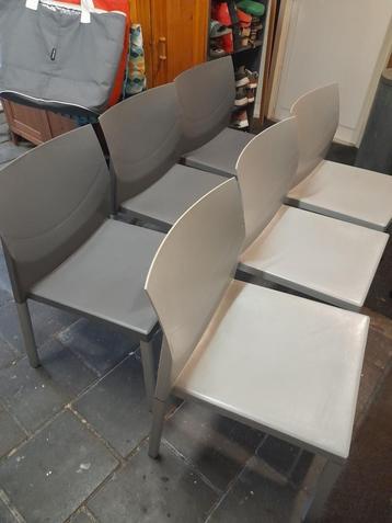 6 Leolux kunststof eetkamerstoelen beschikbaar voor biedingen