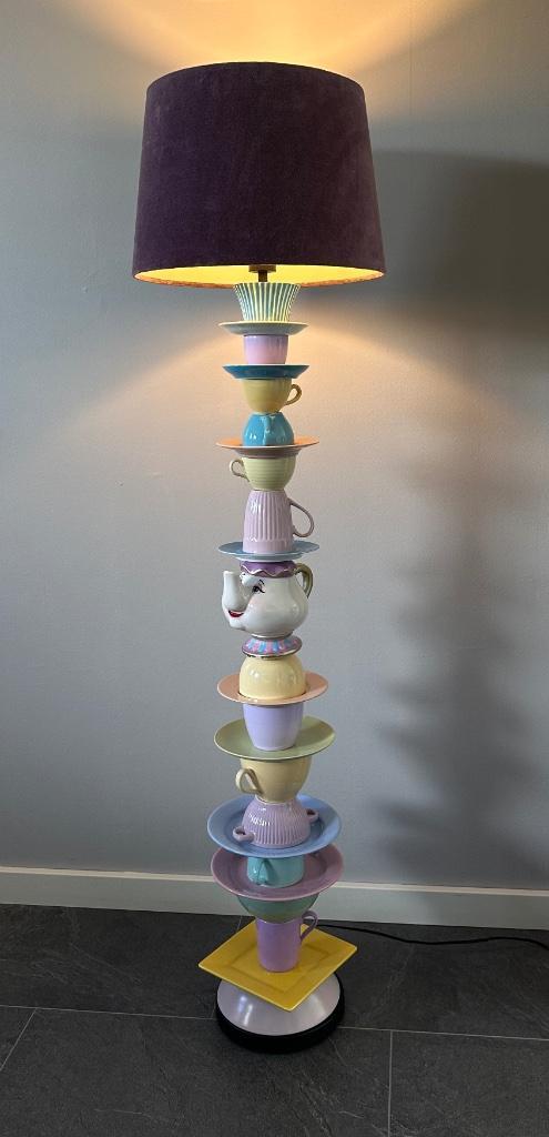 Vloerlamp voor kinderkamer van servies met pastelkleuren., Huis en Inrichting, Lampen | Vloerlampen, Gebruikt, 150 tot 200 cm