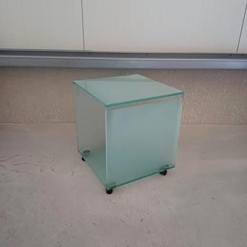 Glazen bijzettafel kubus tafeltje op wielen  beschikbaar voor biedingen