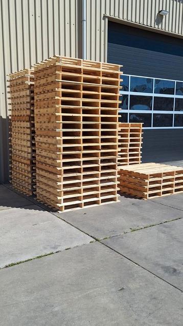 Grote pallets met 14 stevige planken 135x110 dubbeldeks  beschikbaar voor biedingen