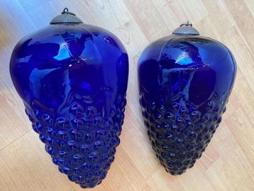 3 Grote glazen druiventrossen.2 Blauw en 1x wit. 50 euro beschikbaar voor biedingen
