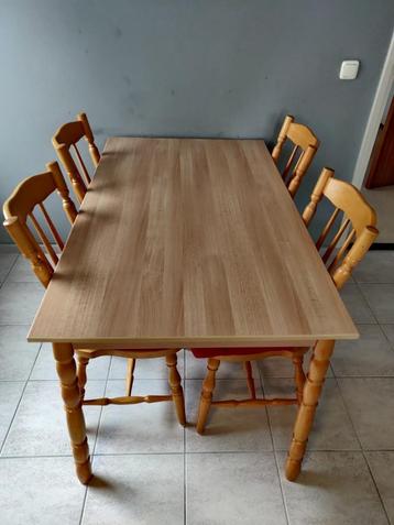 Eetkamertafel + 4 stoelen beschikbaar voor biedingen