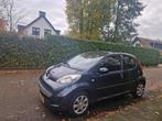 Peugeot 107 1.0 12V 5DR 2010 Zwart, Auto's, Voorwielaandrijving, 4 stoelen, Origineel Nederlands, Handgeschakeld