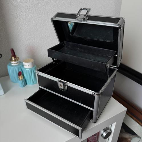 NYX Professional Makeup 3-Tier Mini Metal Case, Sieraden, Tassen en Uiterlijk, Uiterlijk | Cosmetica en Make-up, Zo goed als nieuw
