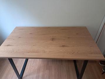 Modern wooden dinning table beschikbaar voor biedingen