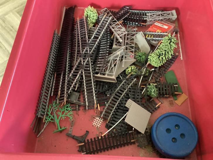 Hema Treinstation 1976 + huisje in verpakking, Hobby en Vrije tijd, Modeltreinen | H0, Gebruikt, Treinset, Gelijkstroom, Overige merken