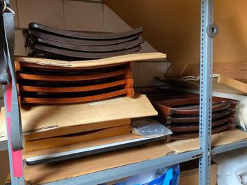 4 X 4 klapstoelen, waarvan 4 X kunststof en 3 X 4 Hout beschikbaar voor biedingen