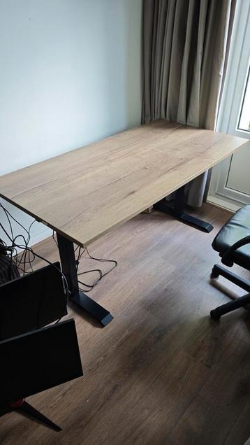 Elektrisch verstelbaar bureau 160x80 cm, uitstekende staat. beschikbaar voor biedingen