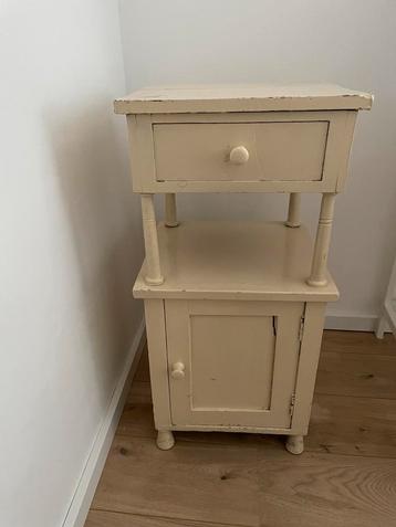 Brocante ziekenhuis nachtkastje beschikbaar voor biedingen