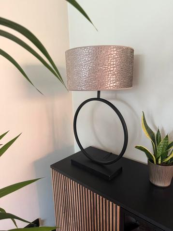 Lamp met voet en kap beschikbaar voor biedingen