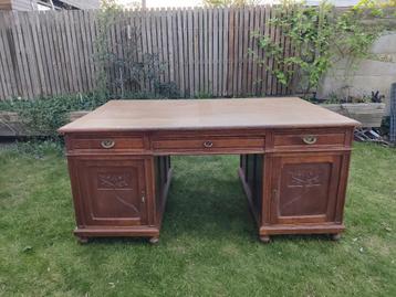 Vintage eikenhouten bureau beschikbaar voor biedingen