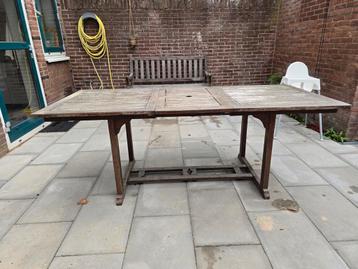 Teakhouten tuintafel beschikbaar voor biedingen