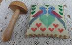 Vintage speldenkussentje, duiven & hartjes ️  ️, Hobby en Vrije tijd, Borduren en Borduurmachines, -, -, Overige typen, Ophalen of Verzenden