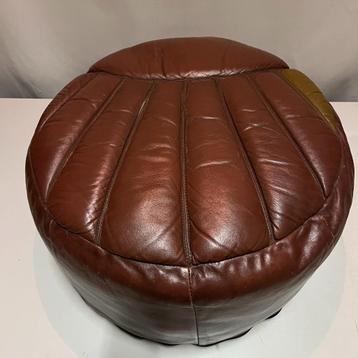 OPRUIMING Grote vintage donkerbruin leren poef jaren 60 70 beschikbaar voor biedingen