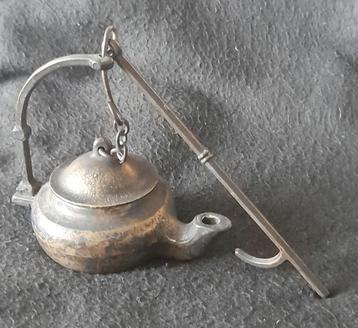 Bronzen Antieke Olielampje type Keteltje 1920 (lot 1) beschikbaar voor biedingen