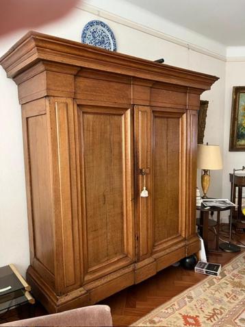 Antieke servies kast beschikbaar voor biedingen