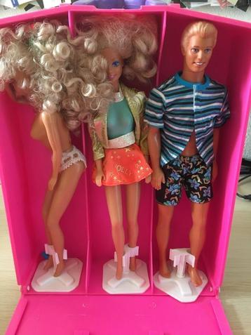 Barbie Reiskoffer - Kast met 3 Barbie's beschikbaar voor biedingen