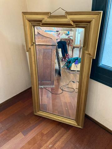 Mooie goudkleurige spiegel beschikbaar voor biedingen