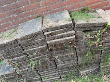 Gratis op te halen tegels klinkers 30x30 beschikbaar voor biedingen