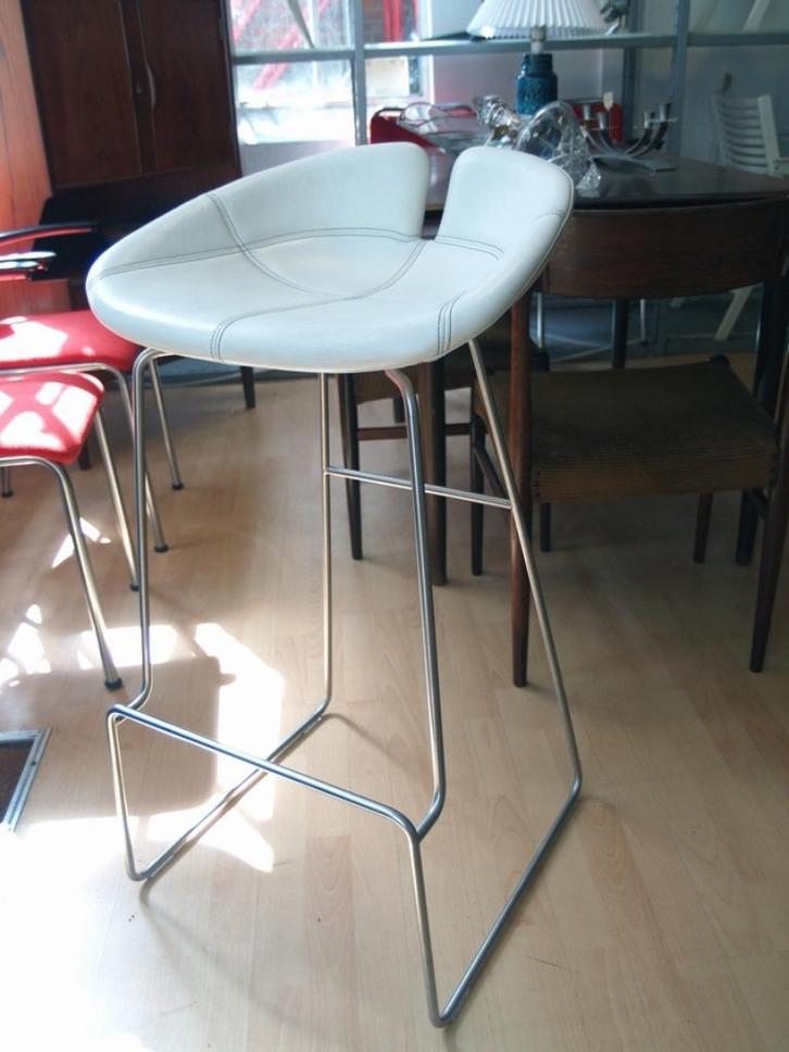 Moroso Fjord stool / kruk ontwerp Patricia Urquiola wit leer, Huis en Inrichting, Barkrukken, Gebruikt, 60 tot 90 cm, Leer, 1 kruk