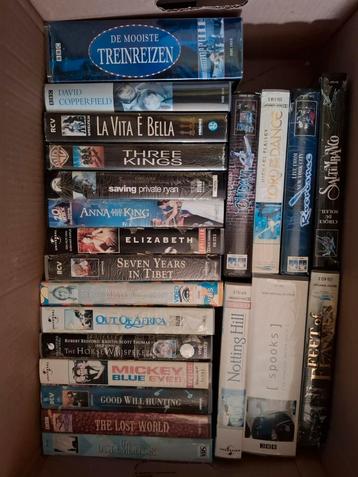 doos met >40 film (-series) op VHS-videobanden beschikbaar voor biedingen