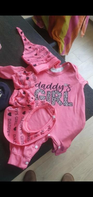 NEWBORN BABY CLOTHING AND ACCESSORIES  beschikbaar voor biedingen