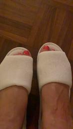 Nieuwe witte /zwarte badstof slippers mt 41pr. Per stuk, Ophalen of Verzenden, Nieuw, Wit