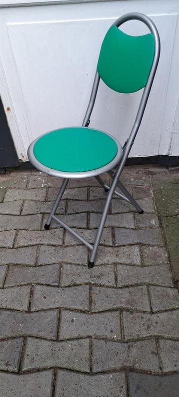 te koop licht grijze groene inklap stoel beschikbaar voor biedingen